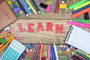 Ahşap masa üzerinde Word ve office araçları öğrenmek