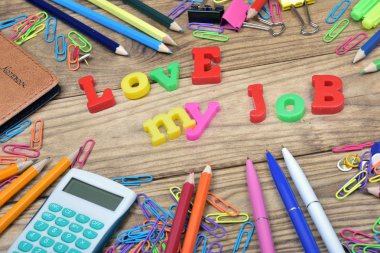 Ahşap masa benim iş metin ve office araçları seviyorum