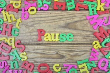 Ahşap masa üzerinde duraklatma