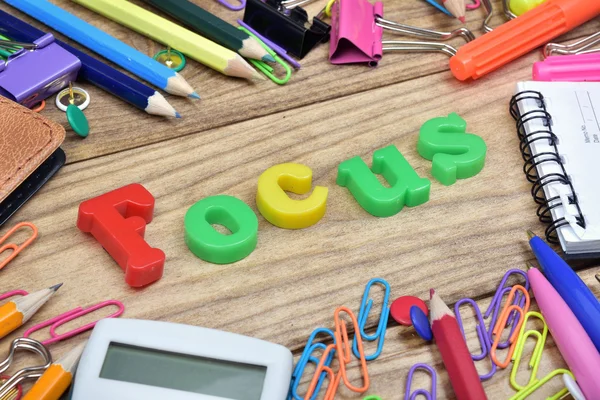 Focus word et outils de bureau sur table en bois — Photo