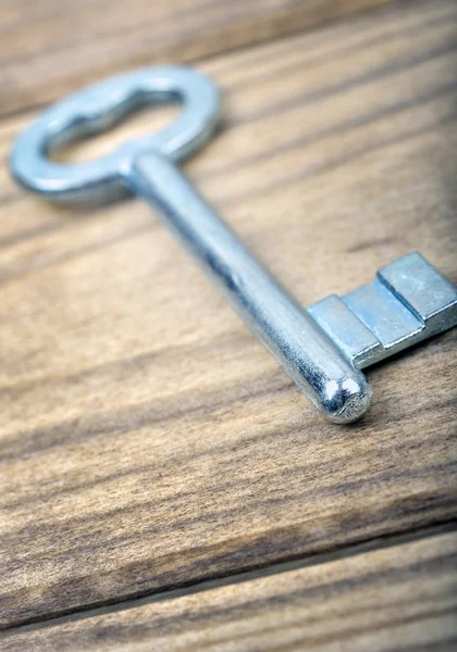 Schlüssel auf Holztisch — Stockfoto