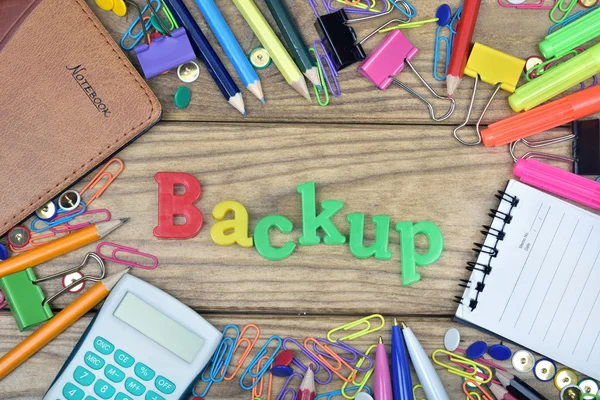 Palavra de backup e ferramentas de escritório na mesa de madeira — Fotografia de Stock