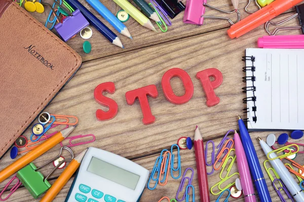 Stoppa word och office tools på träbord — Stockfoto