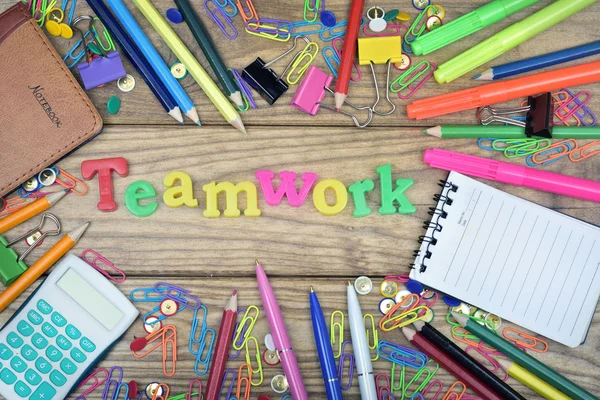 Trabalho em equipe palavra e ferramentas de escritório na mesa de madeira — Fotografia de Stock