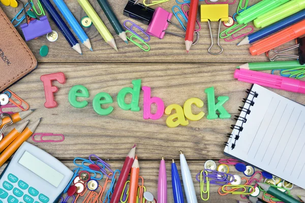 Feedback parola e strumenti da ufficio su tavolo in legno — Foto Stock