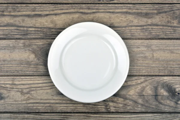 Prázdný talíř na dřevěném stole — Stock fotografie