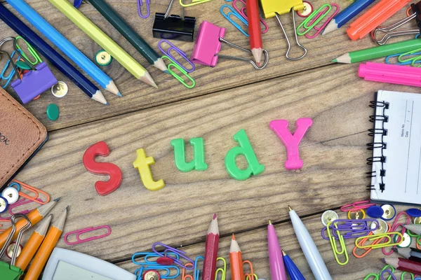 Estudar palavra e ferramentas de escritório em mesa de madeira — Fotografia de Stock