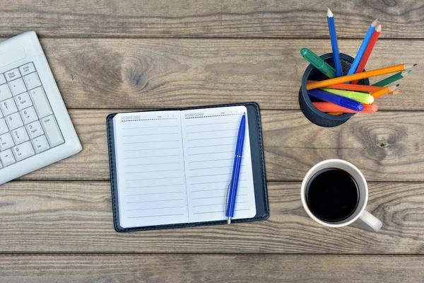 Witte notitieblok op houten tafel — Stockfoto