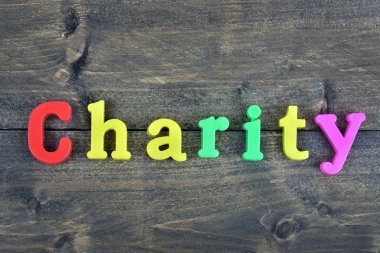 Charity üzerinde ahşap masa