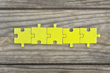 Ahşap masada bulmaca