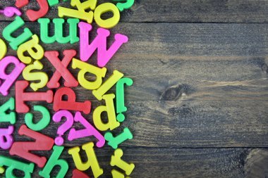 Ahşap masa üzerindeki harfler