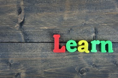 Ahşap masa üzerinde öğrenmek