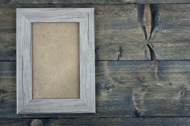 ahşap masa üzerinde fotoğraf çerçevesi