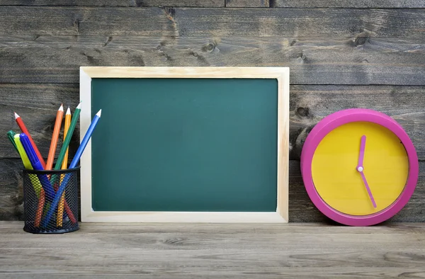 Junta escolar sobre mesa de madera —  Fotos de Stock