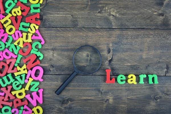 Leren op houten tafel — Stockfoto