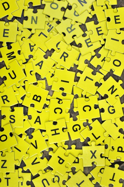 Puzzle na mesa de madeira — Fotografia de Stock