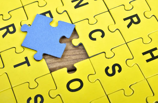 Puzzle na mesa de madeira — Fotografia de Stock