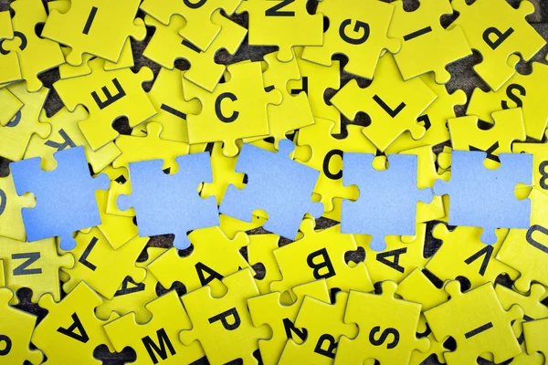 Puzzle na mesa de madeira — Fotografia de Stock