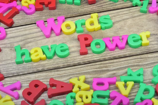 As palavras têm poder na mesa de madeira — Fotografia de Stock