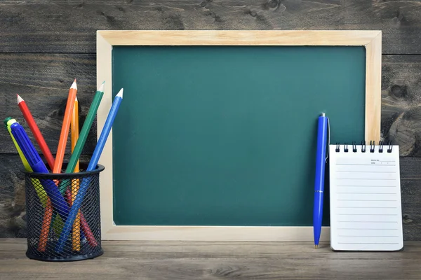 Schoolbestuur op houten tafel — Stockfoto