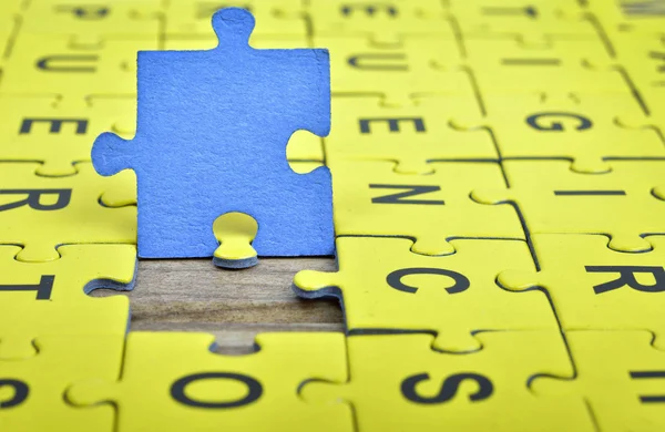 Puzzle na mesa de madeira — Fotografia de Stock