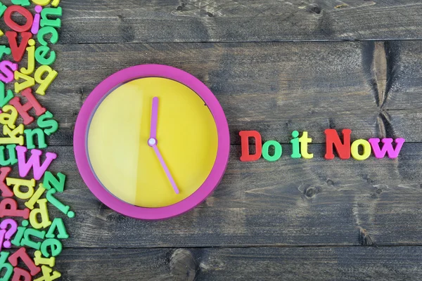 Do it now on wooden table — Stock Photo, Image