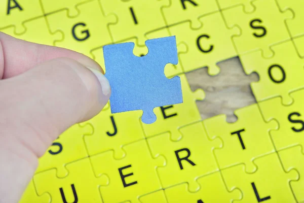 Puzzle na mesa de madeira — Fotografia de Stock