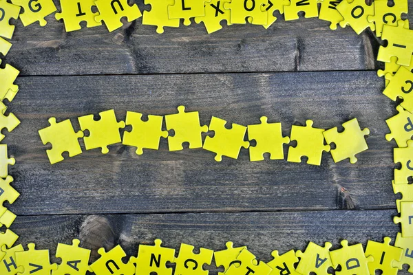 Puzzle en mesa de madera —  Fotos de Stock