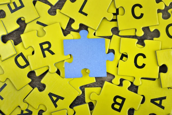 Puzzle na mesa de madeira — Fotografia de Stock