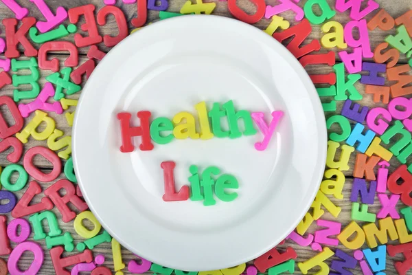 Слово о здоровой жизни на тарелке — стоковое фото