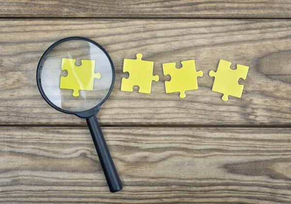 Puzzle na mesa de madeira — Fotografia de Stock