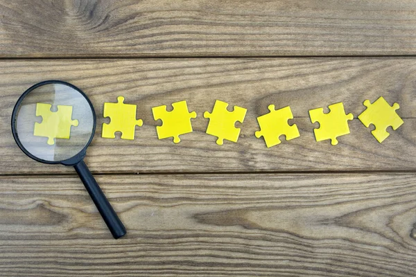 Puzzle na mesa de madeira — Fotografia de Stock