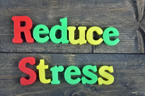 Zmniejszenie stresu na drewnianym stole — Zdjęcie stockowe