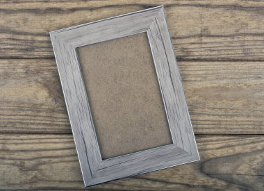 ahşap masa üzerinde fotoğraf çerçevesi