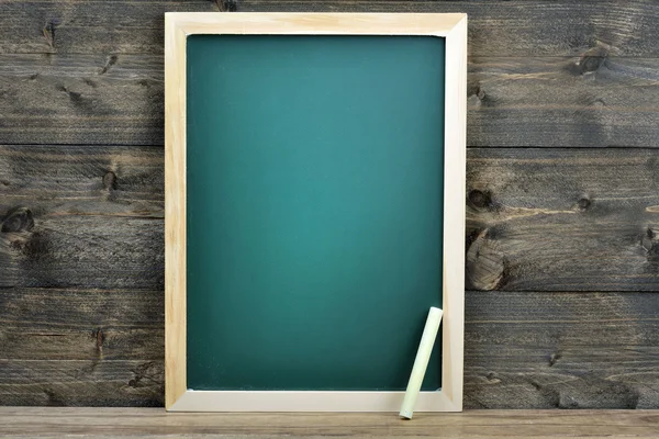 Placa da escola na mesa de madeira — Fotografia de Stock