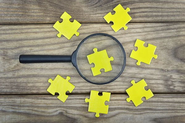 Puzzle en mesa de madera — Foto de Stock