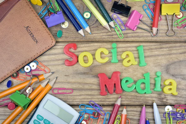 Social Media parola e strumenti da ufficio su tavolo in legno — Foto Stock