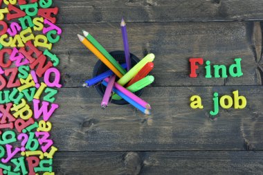 Ahşap masa üzerinde bir iş bulmak