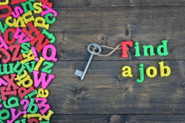 Ahşap masa üzerinde bir iş bulmak