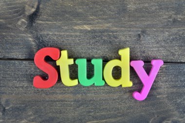 Ahşap masa üzerinde çalışma