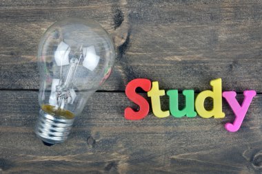 Ahşap masa üzerinde çalışma