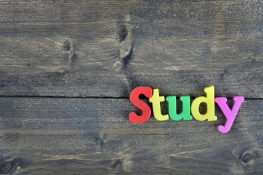 Ahşap masa üzerinde çalışma