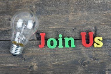 Ahşap masa üzerinde bize katılın