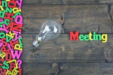 Ahşap masa toplantısı