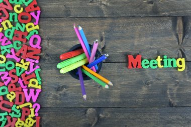 Ahşap masa toplantısı