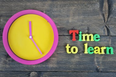 Ahşap masa üzerinde öğrenmek için zaman