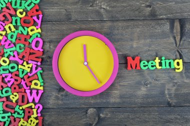 Ahşap masa toplantısı