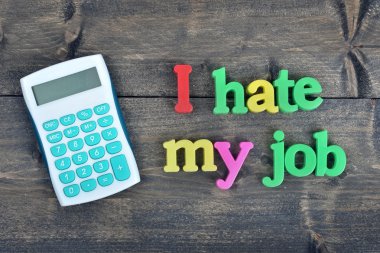 Ahşap masa üzerinde işimden nefret ediyorum