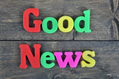 Ahşap masa üzerinde iyi haber