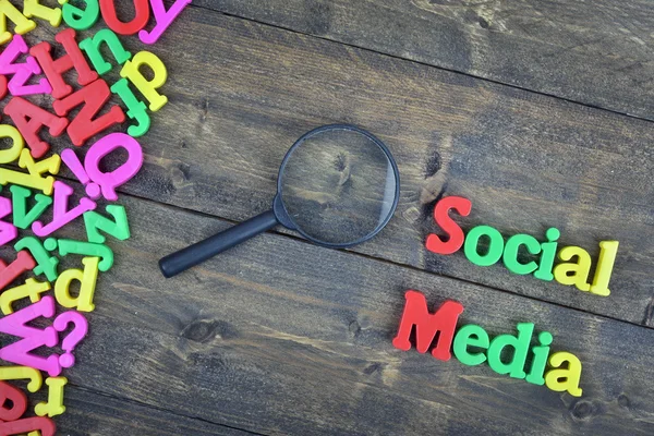 Social Media op houten tafel — Stockfoto